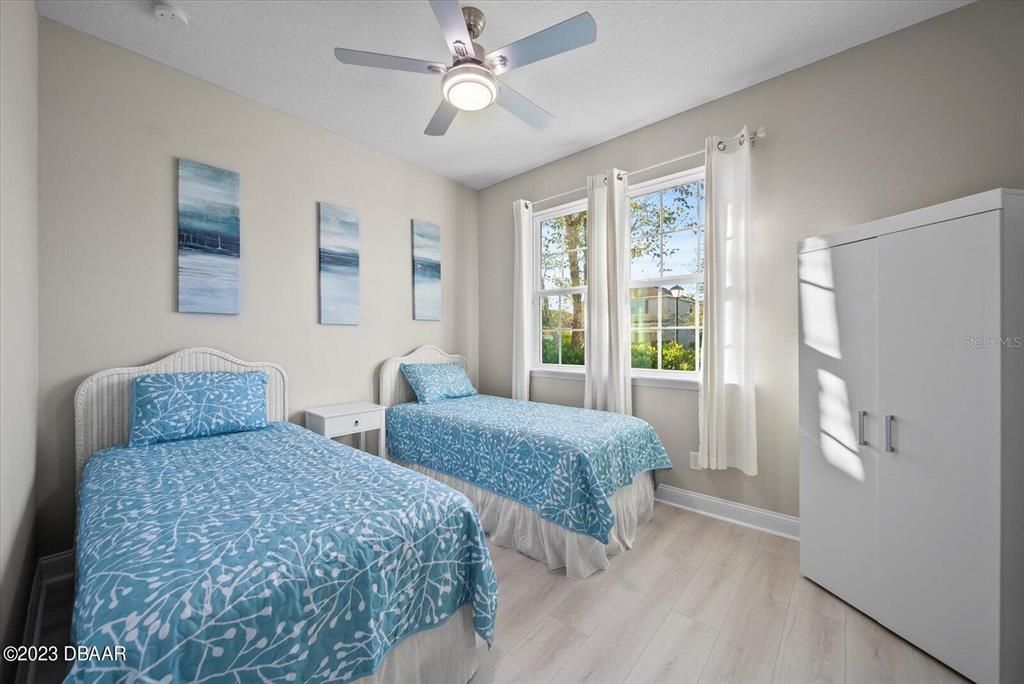 Под контрактом: $449,900 (4 спален, 2 ванн, 1983 Квадратных фут)