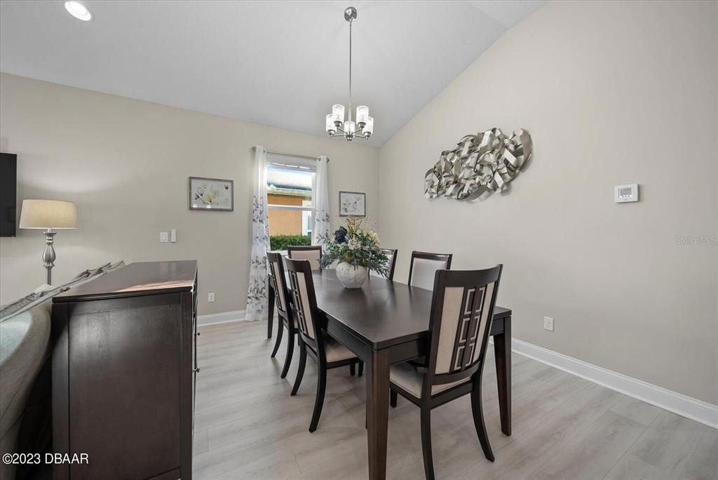 Под контрактом: $449,900 (4 спален, 2 ванн, 1983 Квадратных фут)