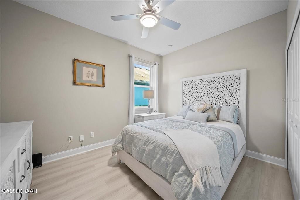 Под контрактом: $449,900 (4 спален, 2 ванн, 1983 Квадратных фут)