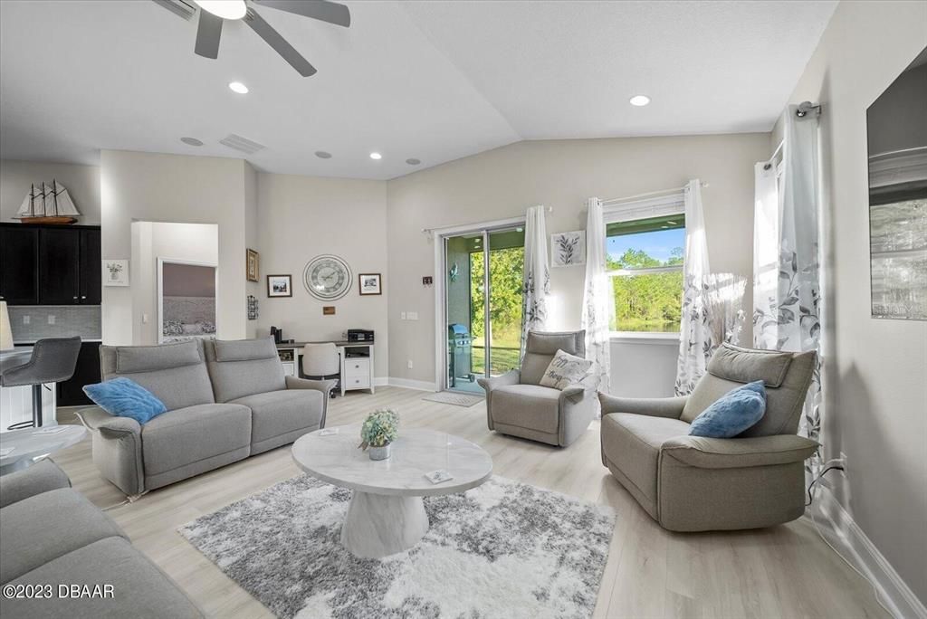 Под контрактом: $449,900 (4 спален, 2 ванн, 1983 Квадратных фут)