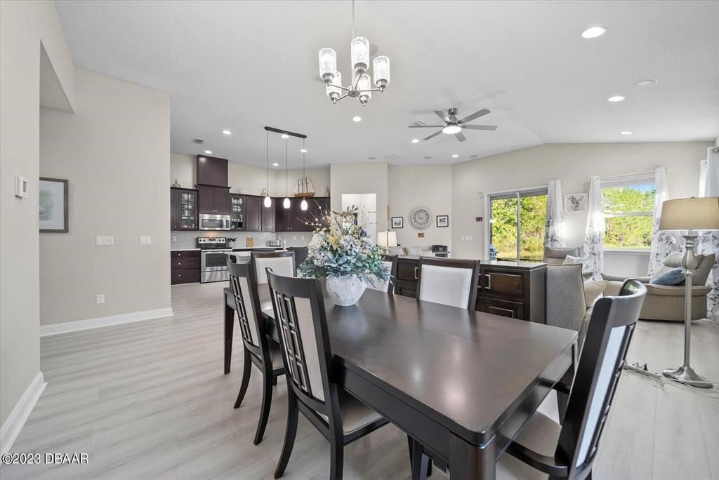 Под контрактом: $449,900 (4 спален, 2 ванн, 1983 Квадратных фут)