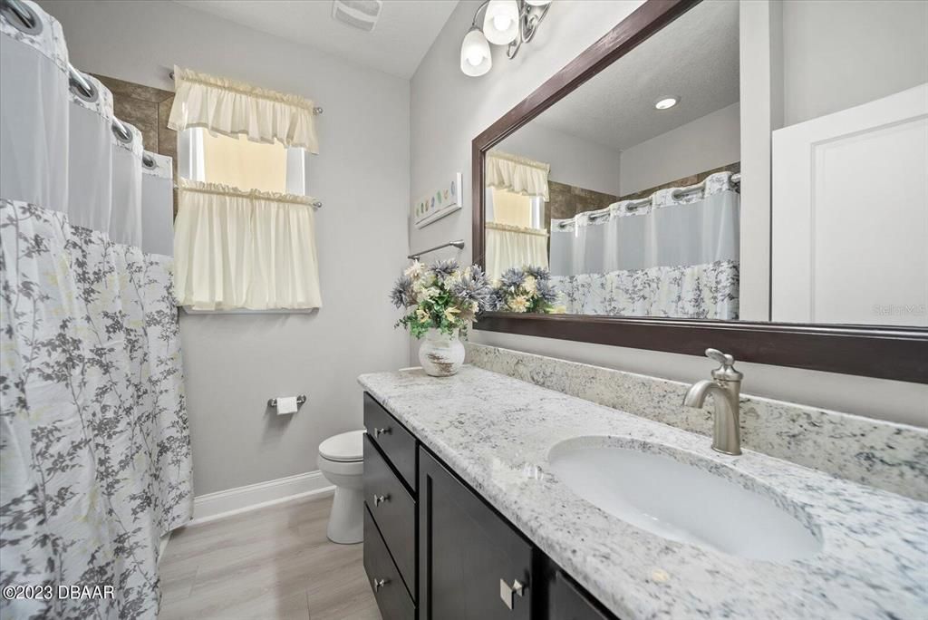 Под контрактом: $449,900 (4 спален, 2 ванн, 1983 Квадратных фут)