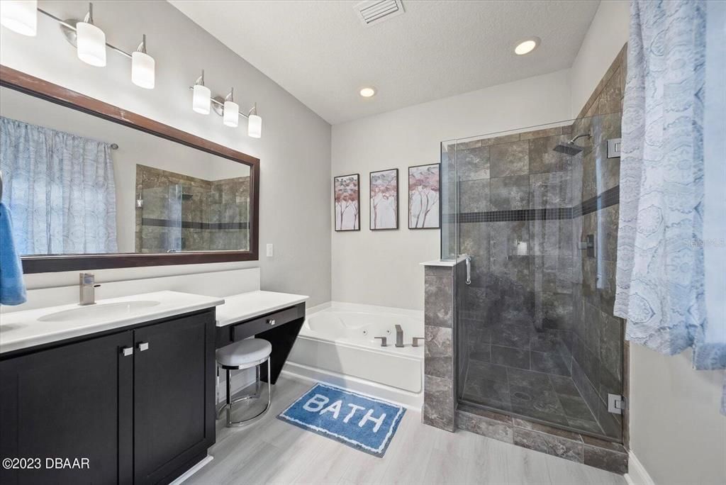 Под контрактом: $449,900 (4 спален, 2 ванн, 1983 Квадратных фут)