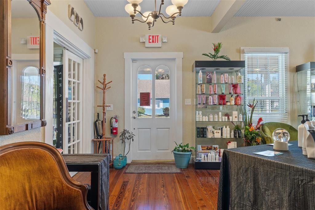 Под контрактом: $394,900 (0 спален, 0 ванн, 1600 Квадратных фут)