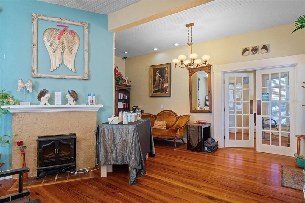 Под контрактом: $394,900 (0 спален, 0 ванн, 1600 Квадратных фут)