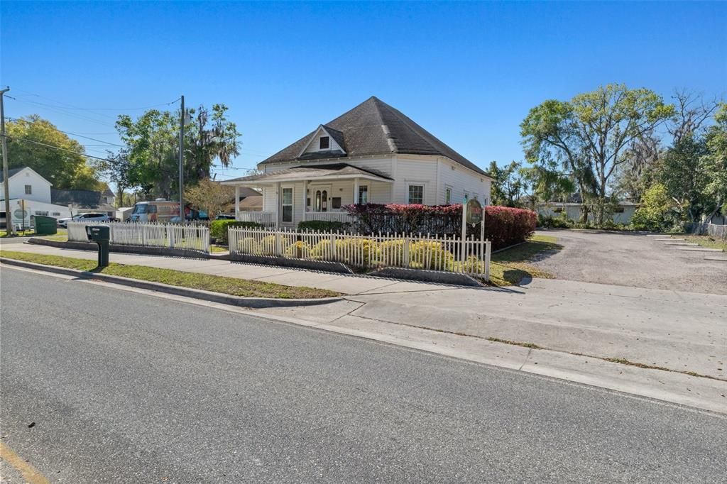 Под контрактом: $394,900 (0 спален, 0 ванн, 1600 Квадратных фут)