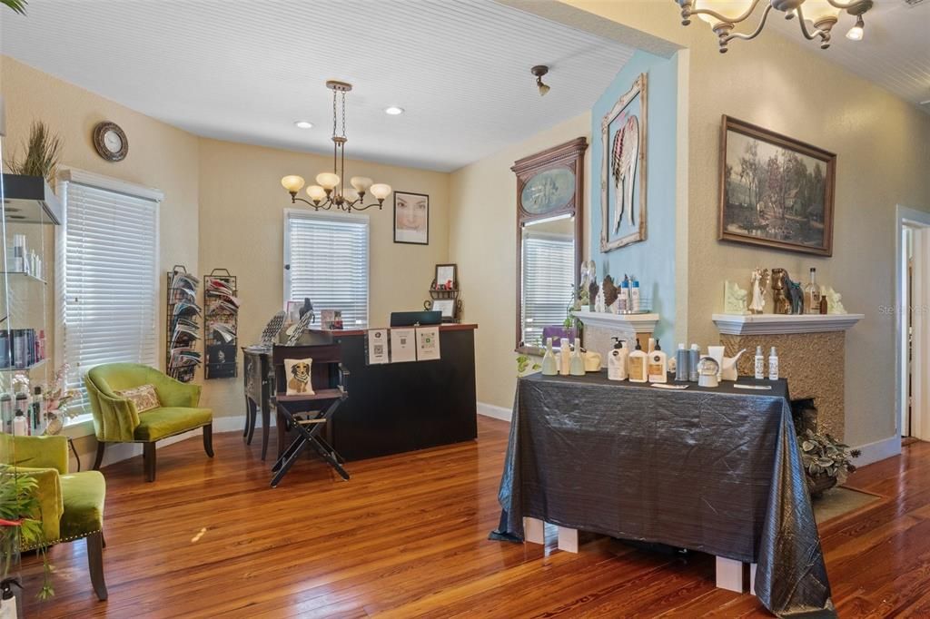 Под контрактом: $394,900 (0 спален, 0 ванн, 1600 Квадратных фут)