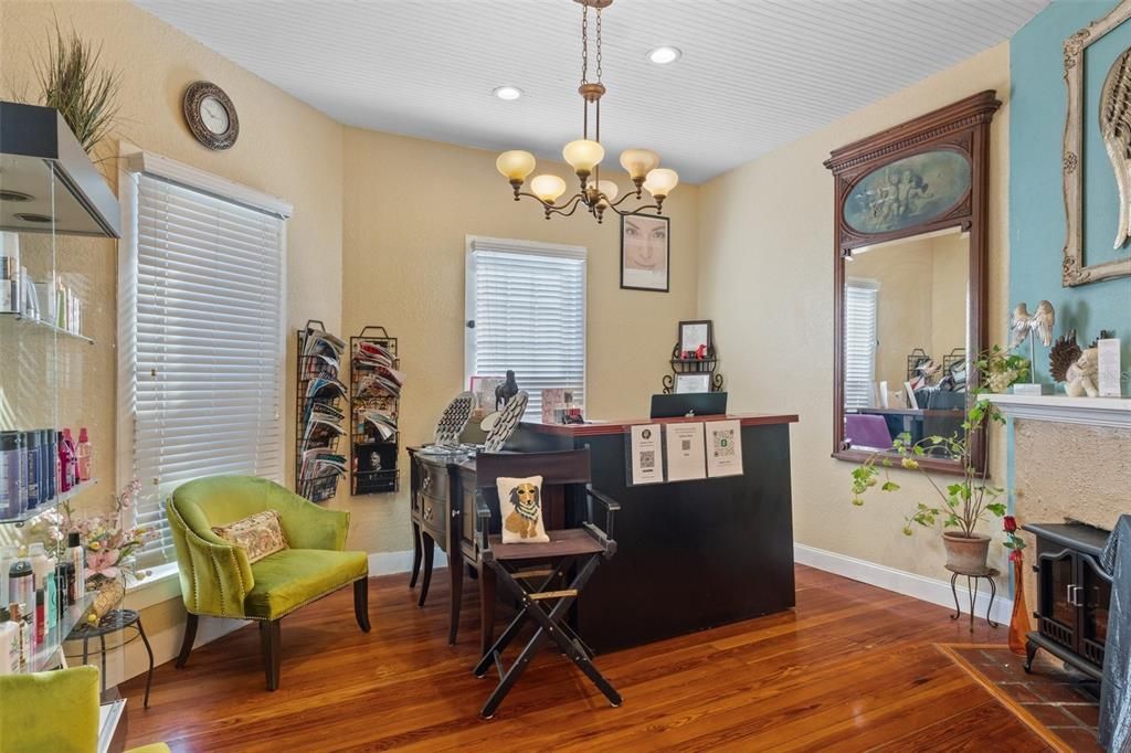 Под контрактом: $394,900 (0 спален, 0 ванн, 1600 Квадратных фут)