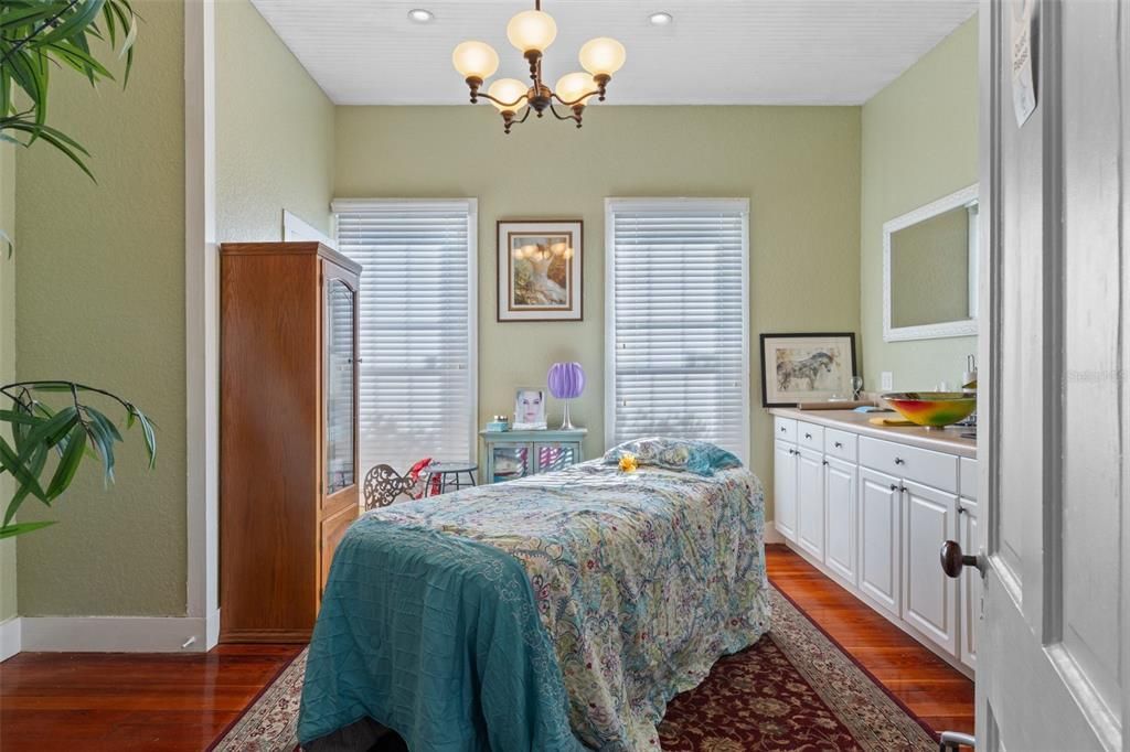 Под контрактом: $394,900 (0 спален, 0 ванн, 1600 Квадратных фут)