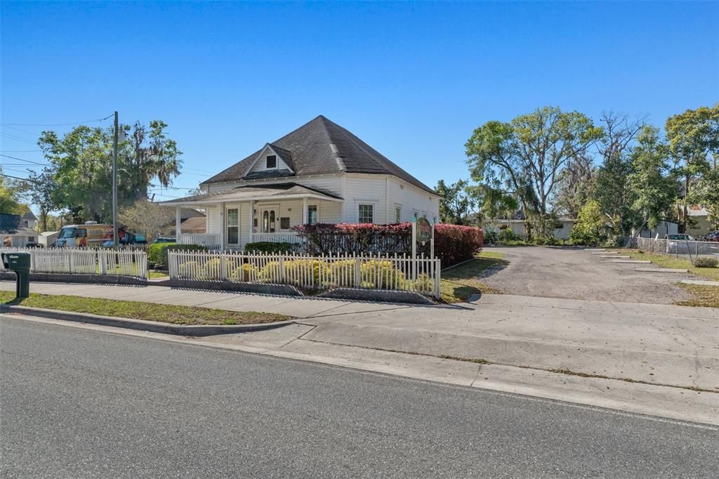 Под контрактом: $394,900 (0 спален, 0 ванн, 1600 Квадратных фут)