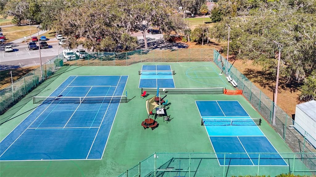 For Sale: $199,500 (2 beds, 2 baths, 907 Square Feet)