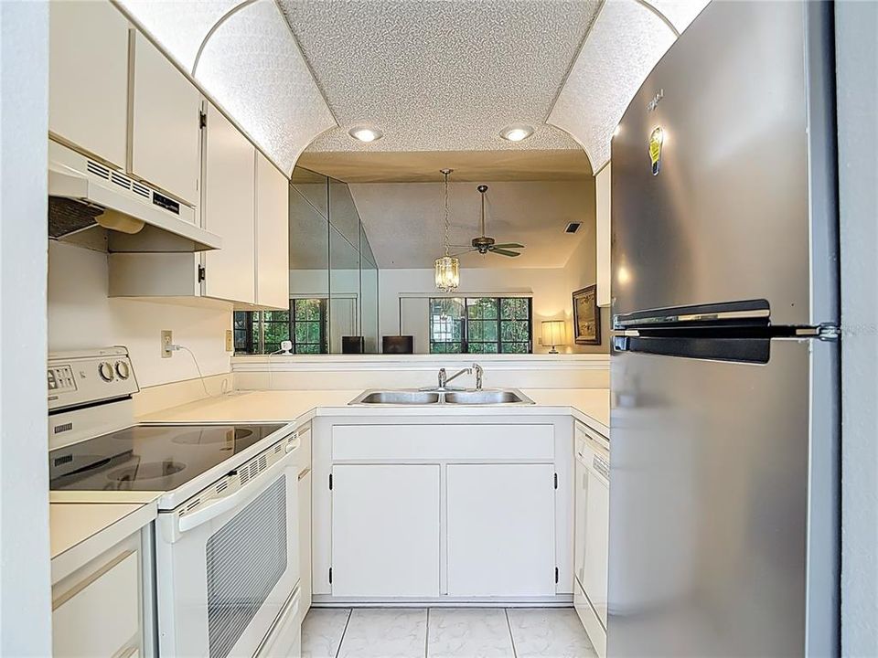 For Sale: $199,500 (2 beds, 2 baths, 907 Square Feet)