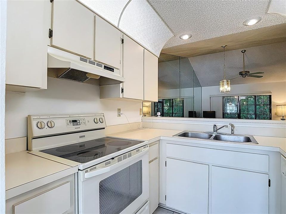For Sale: $199,500 (2 beds, 2 baths, 907 Square Feet)