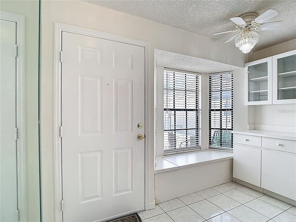For Sale: $199,500 (2 beds, 2 baths, 907 Square Feet)