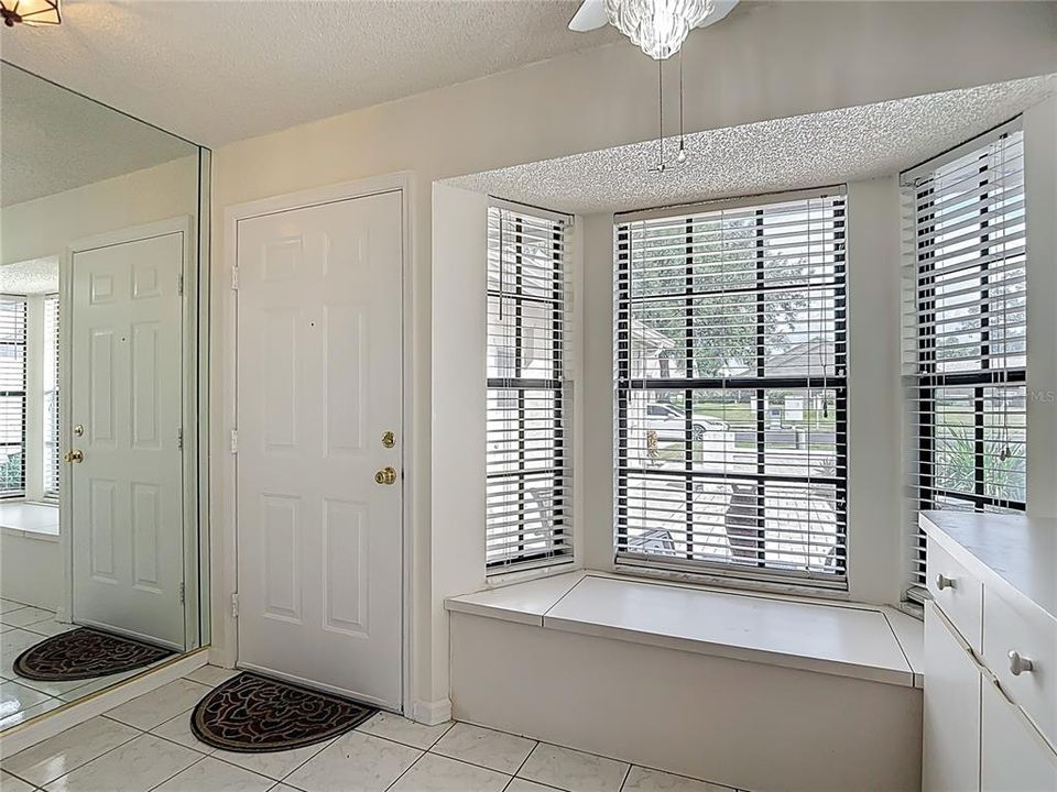 For Sale: $199,500 (2 beds, 2 baths, 907 Square Feet)