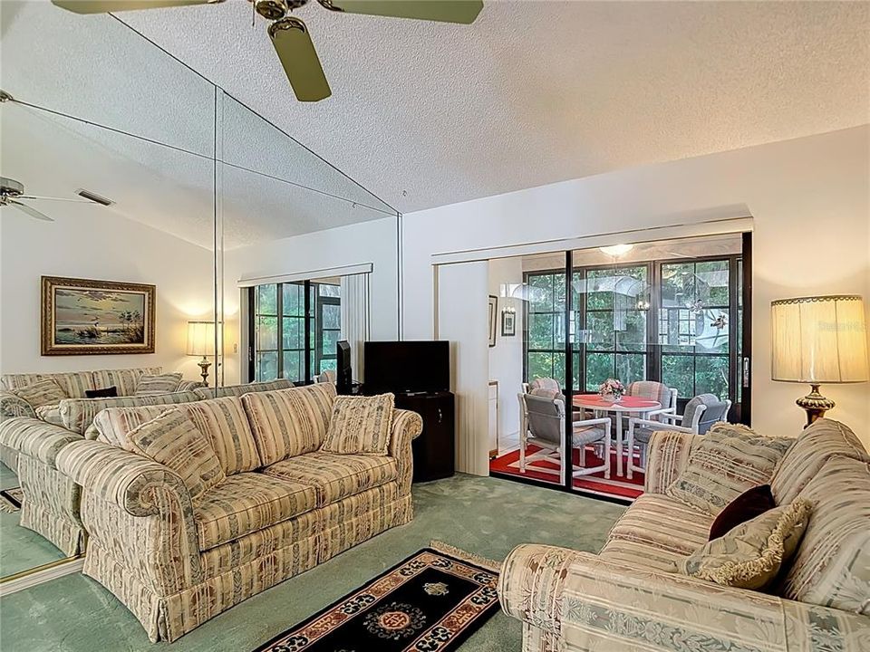 For Sale: $199,500 (2 beds, 2 baths, 907 Square Feet)