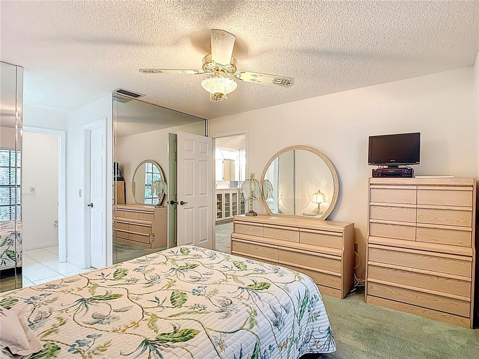 For Sale: $199,500 (2 beds, 2 baths, 907 Square Feet)