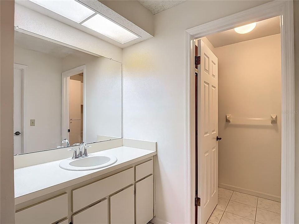 For Sale: $199,500 (2 beds, 2 baths, 907 Square Feet)