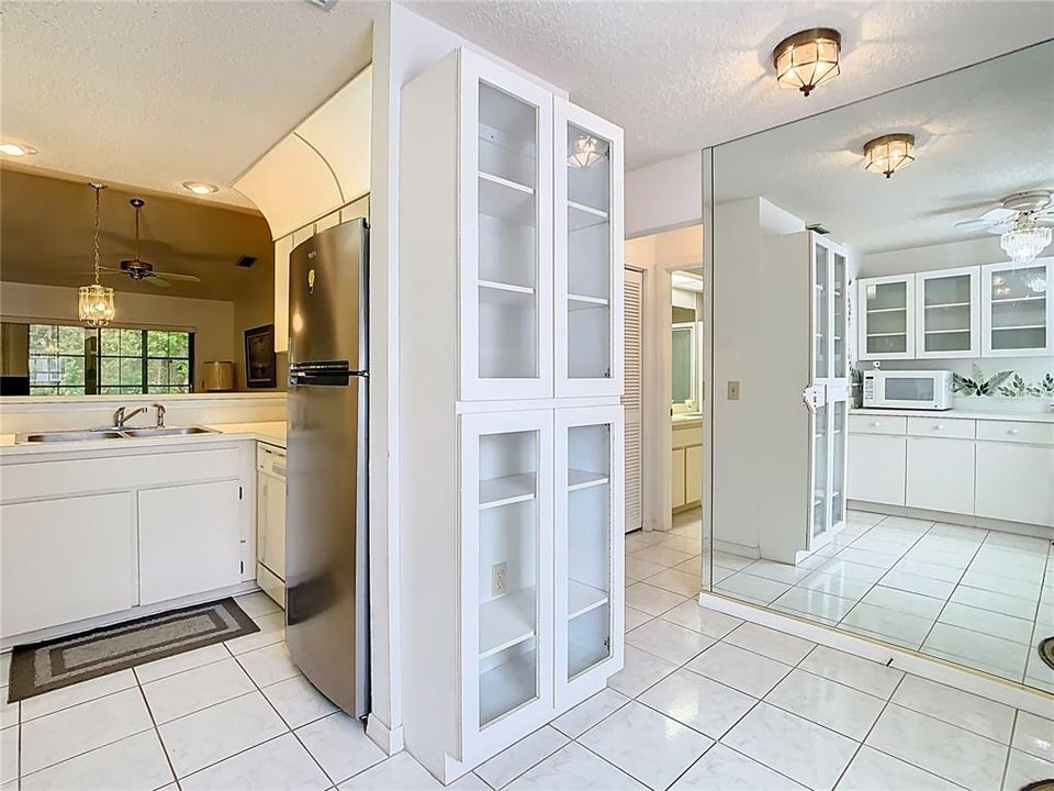 For Sale: $199,500 (2 beds, 2 baths, 907 Square Feet)