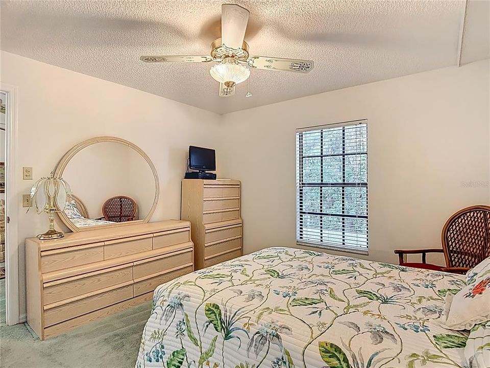 For Sale: $199,500 (2 beds, 2 baths, 907 Square Feet)