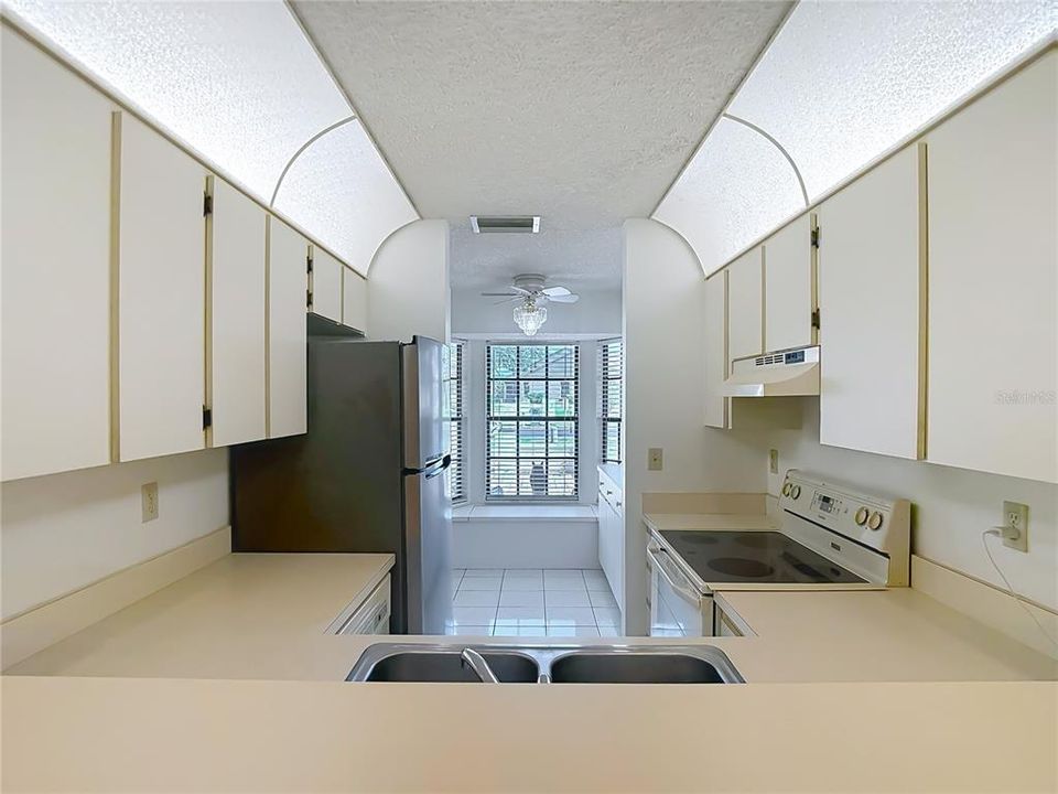 For Sale: $199,500 (2 beds, 2 baths, 907 Square Feet)