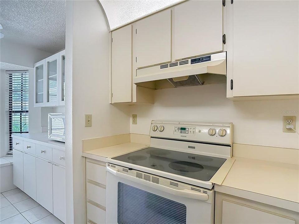 For Sale: $199,500 (2 beds, 2 baths, 907 Square Feet)