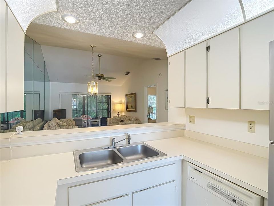 For Sale: $199,500 (2 beds, 2 baths, 907 Square Feet)