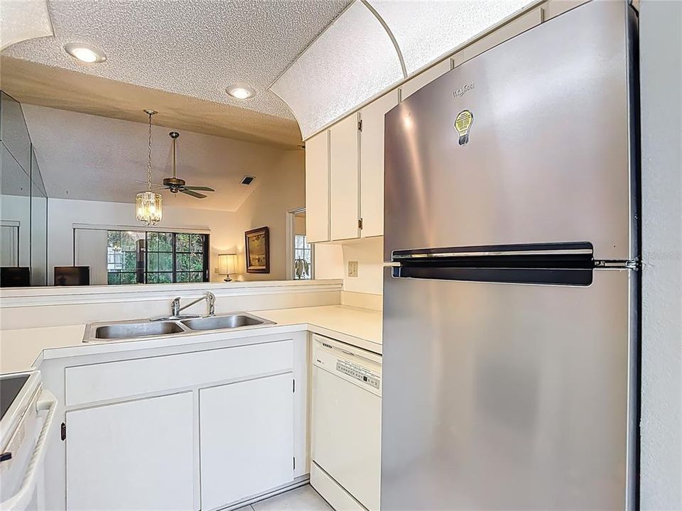 For Sale: $199,500 (2 beds, 2 baths, 907 Square Feet)