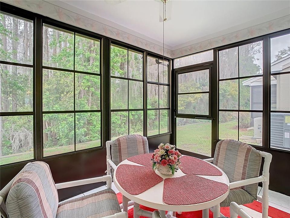 For Sale: $199,500 (2 beds, 2 baths, 907 Square Feet)