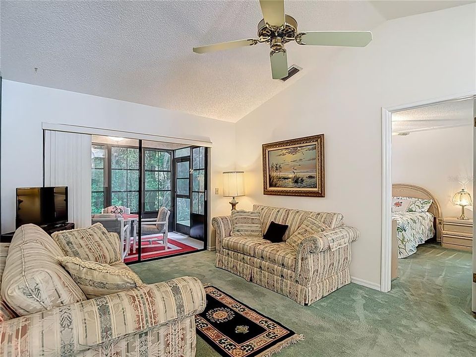 For Sale: $199,500 (2 beds, 2 baths, 907 Square Feet)