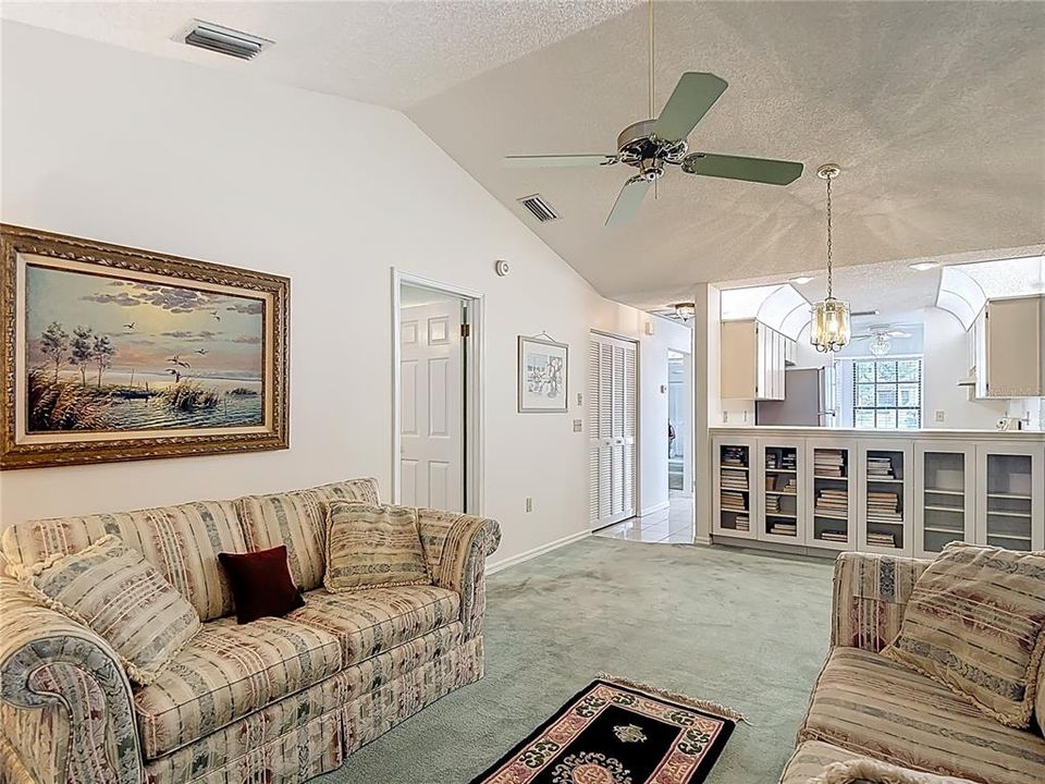 For Sale: $199,500 (2 beds, 2 baths, 907 Square Feet)