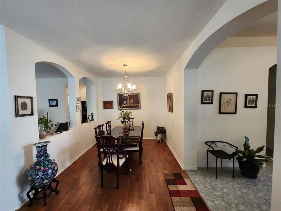 合同活跃: $420,000 (3 贝兹, 2 浴室, 2042 平方英尺)