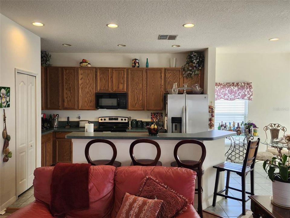 合同活跃: $420,000 (3 贝兹, 2 浴室, 2042 平方英尺)