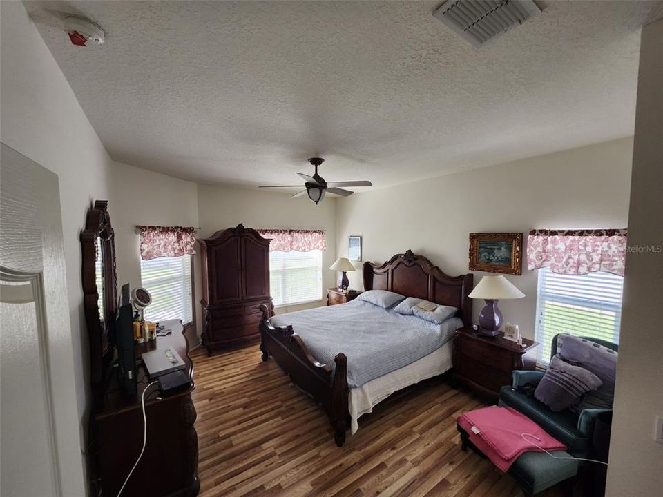 合同活跃: $420,000 (3 贝兹, 2 浴室, 2042 平方英尺)