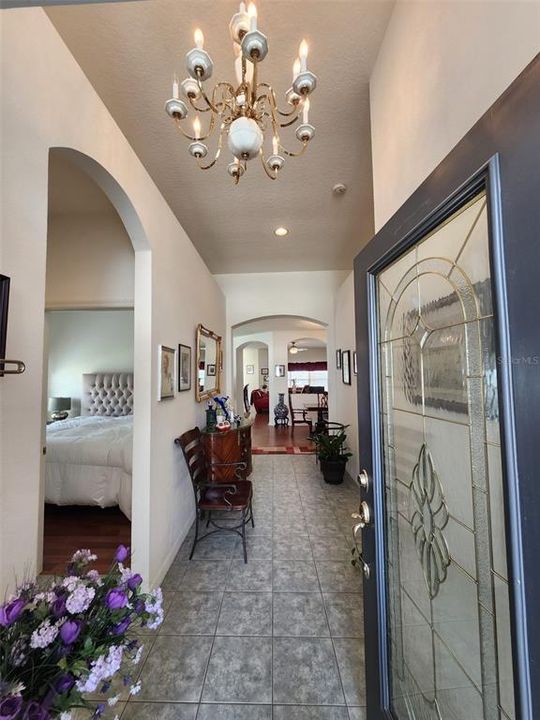 合同活跃: $420,000 (3 贝兹, 2 浴室, 2042 平方英尺)