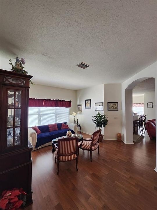 合同活跃: $420,000 (3 贝兹, 2 浴室, 2042 平方英尺)