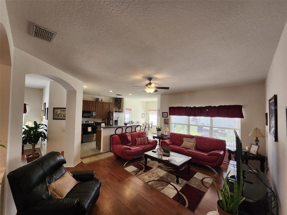 合同活跃: $420,000 (3 贝兹, 2 浴室, 2042 平方英尺)