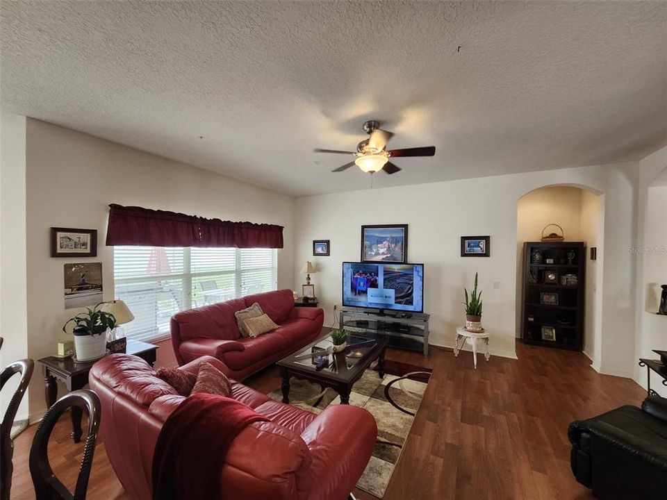 合同活跃: $420,000 (3 贝兹, 2 浴室, 2042 平方英尺)