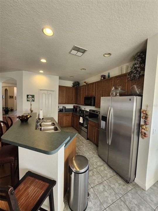 合同活跃: $420,000 (3 贝兹, 2 浴室, 2042 平方英尺)