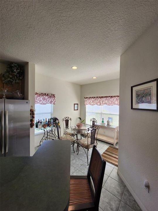 合同活跃: $420,000 (3 贝兹, 2 浴室, 2042 平方英尺)