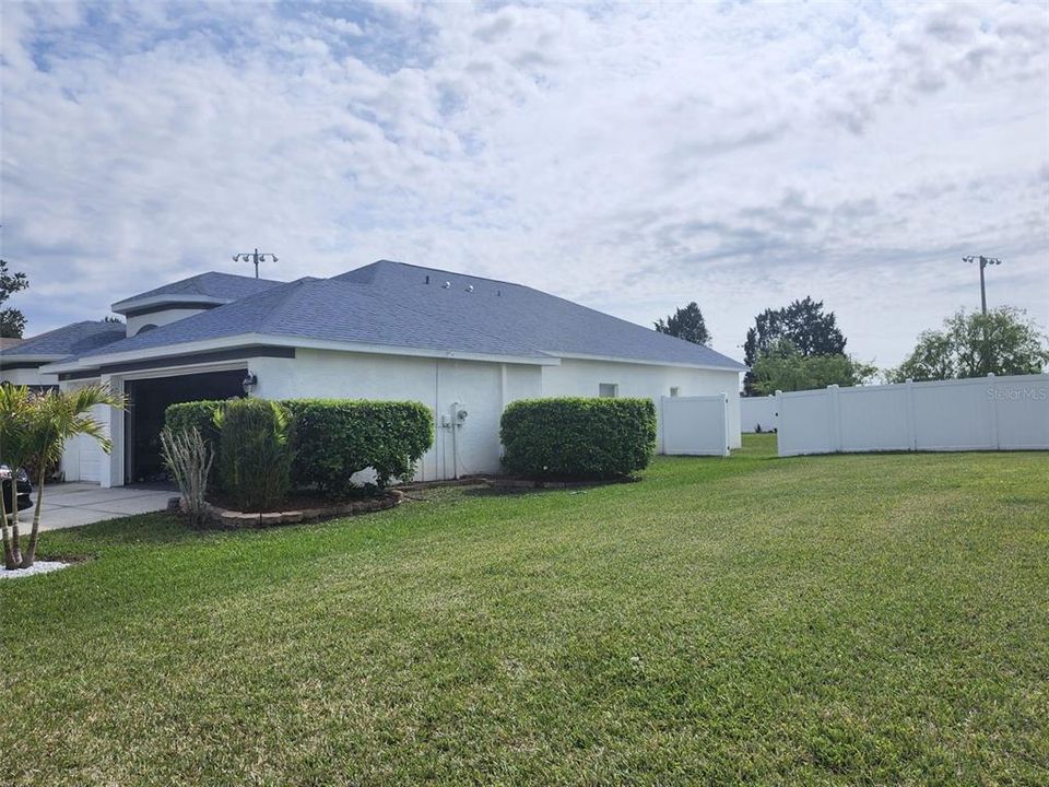 合同活跃: $420,000 (3 贝兹, 2 浴室, 2042 平方英尺)