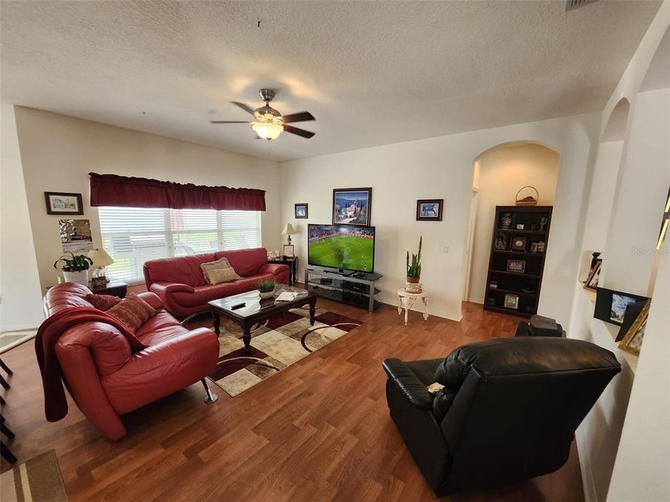 合同活跃: $420,000 (3 贝兹, 2 浴室, 2042 平方英尺)