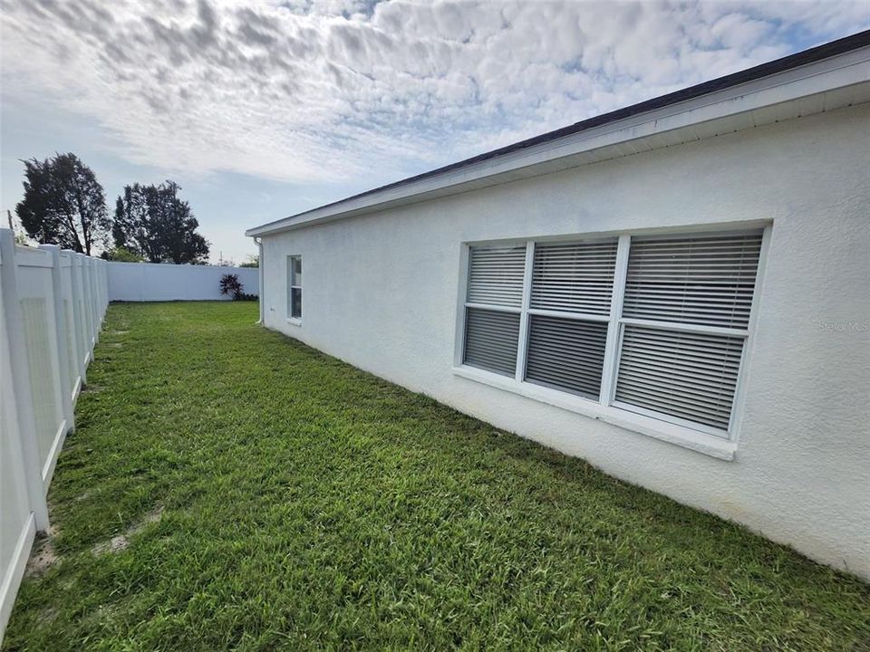 合同活跃: $420,000 (3 贝兹, 2 浴室, 2042 平方英尺)