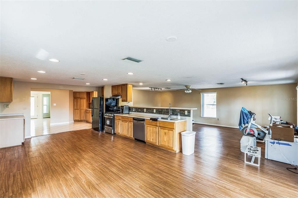 Active With Contract: $435,000 (3 beds, 2 baths, 2261 Square Feet)