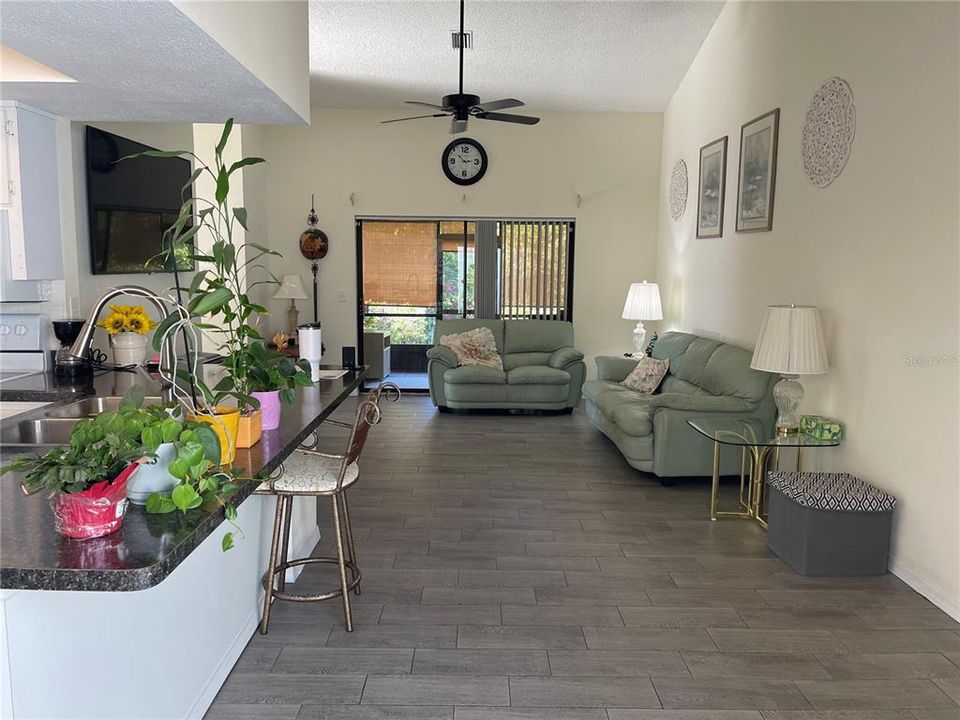 待售: $229,000 (2 贝兹, 2 浴室, 1225 平方英尺)