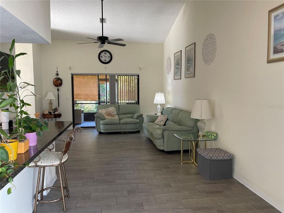 待售: $229,000 (2 贝兹, 2 浴室, 1225 平方英尺)