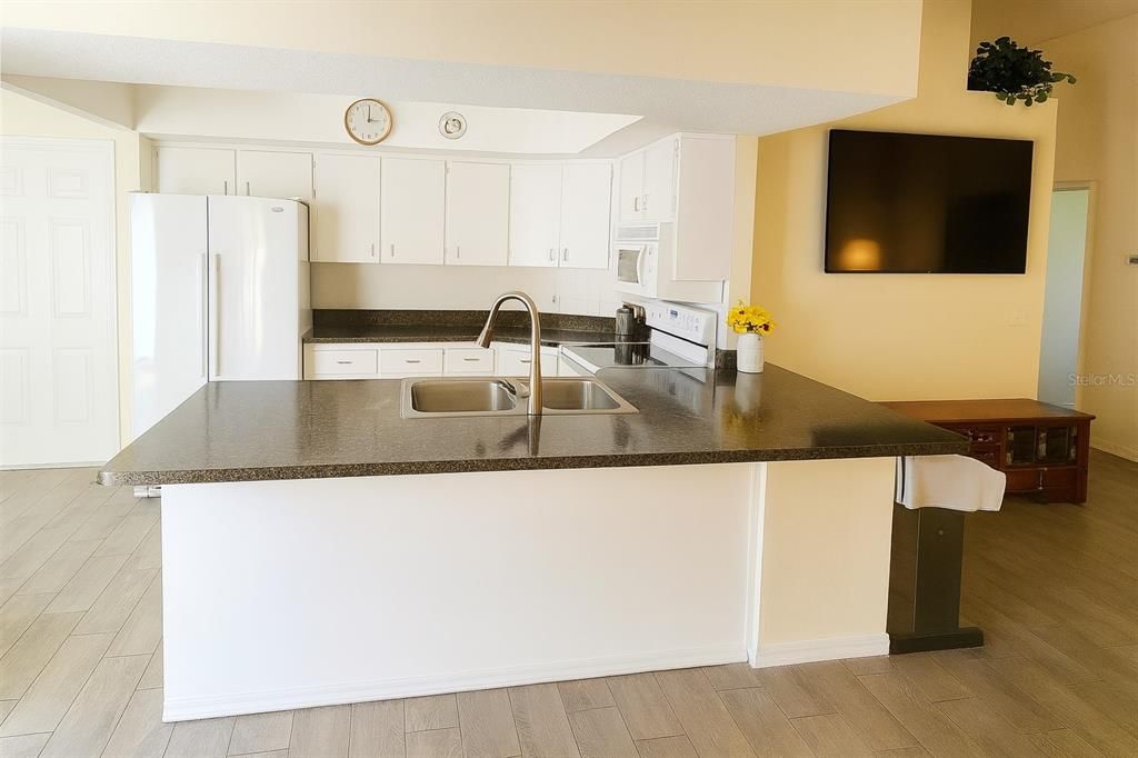 待售: $229,000 (2 贝兹, 2 浴室, 1225 平方英尺)