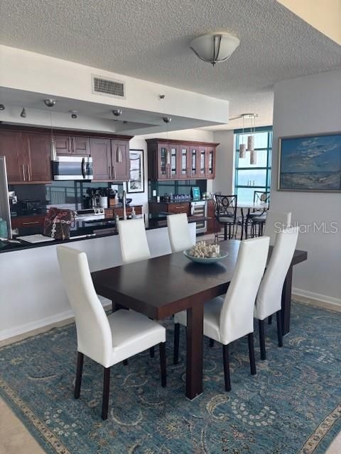 Под контрактом: $3,400,000 (3 спален, 4 ванн, 3320 Квадратных фут)