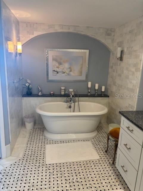 Под контрактом: $3,400,000 (3 спален, 4 ванн, 3320 Квадратных фут)