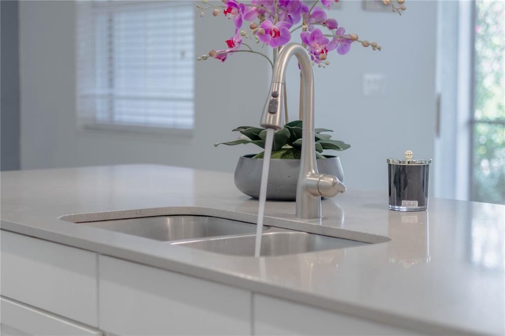 Под контрактом: $579,999 (5 спален, 3 ванн, 2638 Квадратных фут)